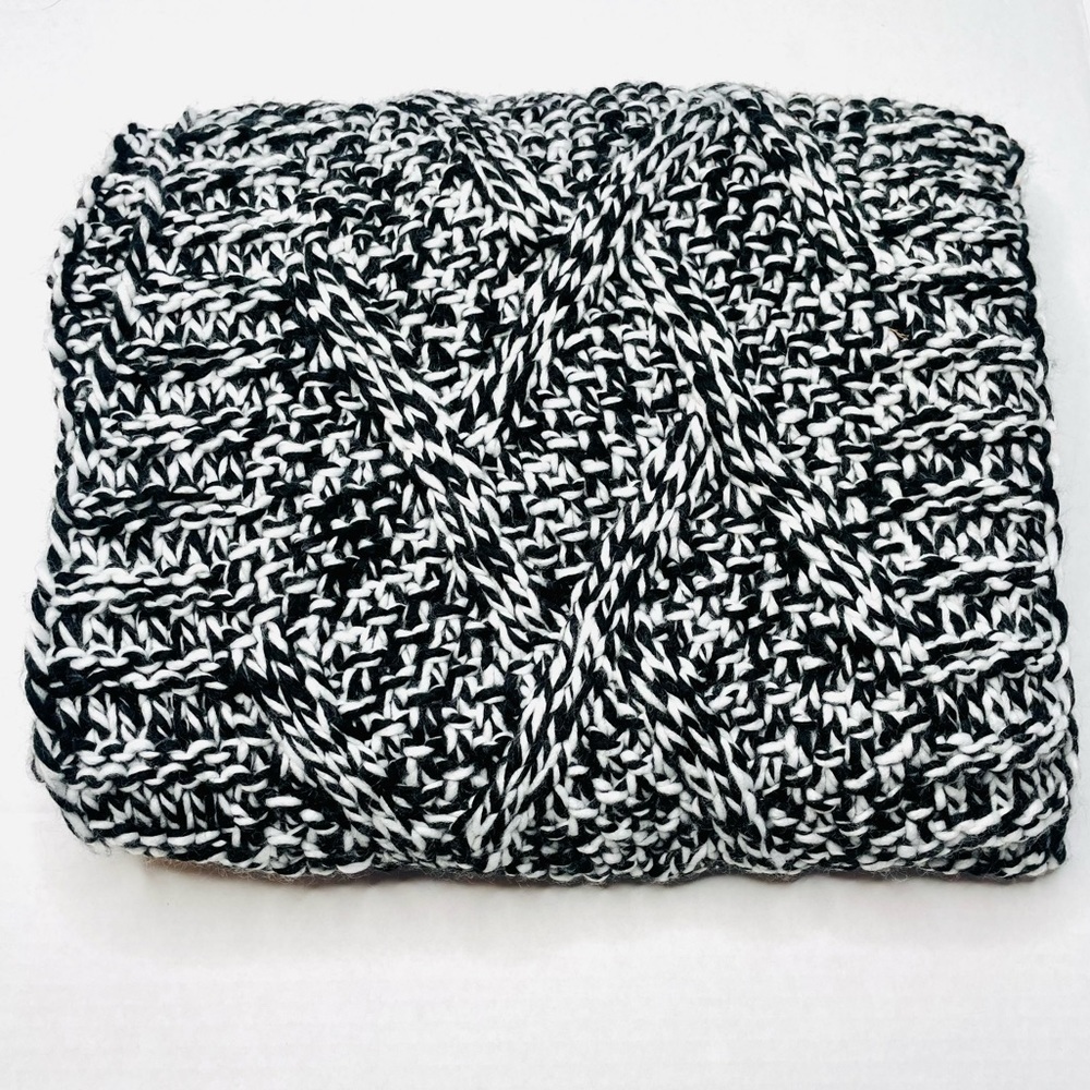 𝅺H&M NWOT Chunky Cable Knit Scarf in Black and White - Bundle & Save! - Picture 2 of 8